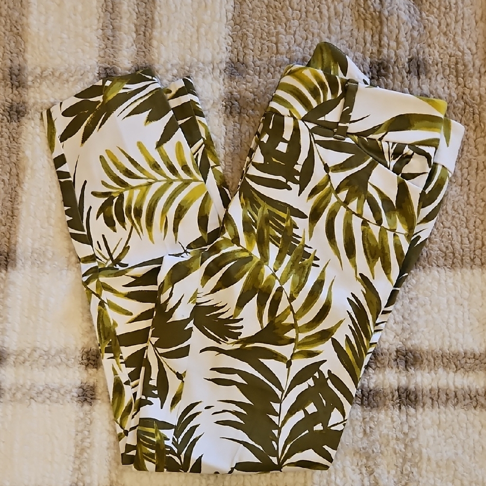 New York & Company Green Leaf Print Leggings